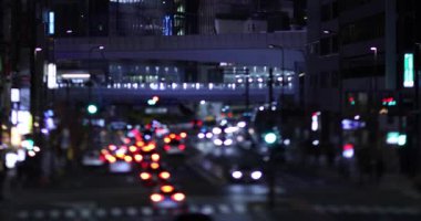 Shibuya Tokyo 'da şehir merkezinde gece minyatür bir trafik sıkışıklığı