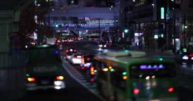 Shibuya Tokyo 'da şehir merkezinde gece minyatür bir trafik sıkışıklığı