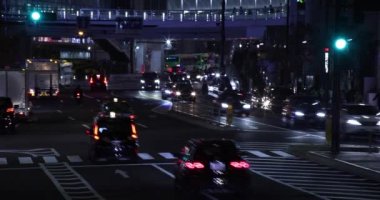 Shibuya Tokyo 'da şehir merkezinde gece trafiği sıkışık.