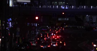 Shibuya Tokyo 'da şehir merkezinde gece trafiği sıkışık.
