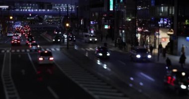 Shibuya Tokyo 'da şehir merkezinde gece minyatür bir trafik sıkışıklığı