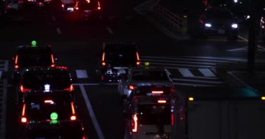 Shibuya Tokyo 'da şehir merkezinde gece trafiği sıkışık.
