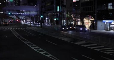 Shibuya Tokyo 'da şehir merkezinde gece trafiği sıkışık.
