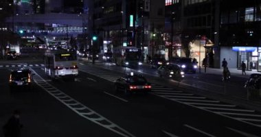Shibuya Tokyo 'da şehir merkezinde gece trafiği sıkışık.