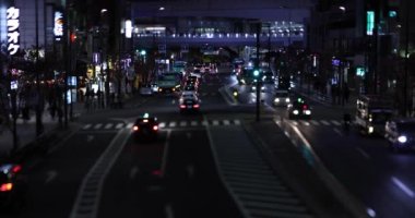 Shibuya Tokyo 'da şehir merkezinde gece minyatür bir trafik sıkışıklığı