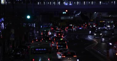 Shibuya Tokyo 'da şehir merkezinde gece trafiği sıkışık.