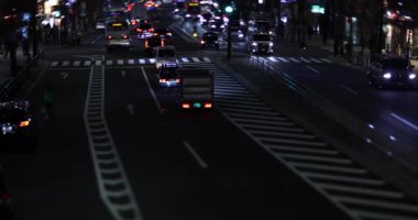 Shibuya Tokyo 'da şehir merkezinde gece minyatür bir trafik sıkışıklığı