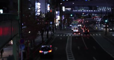Shibuya Tokyo 'da şehir merkezinde gece minyatür bir trafik sıkışıklığı
