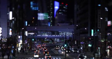 Shibuya Tokyo 'da şehir merkezinde gece minyatür bir trafik sıkışıklığı