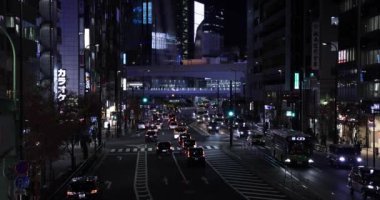 Shibuya Tokyo 'da şehir merkezinde gece trafiği sıkışık.