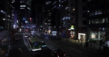 Shibuya Tokyo 'da şehir merkezinde gece trafiği sıkışık.