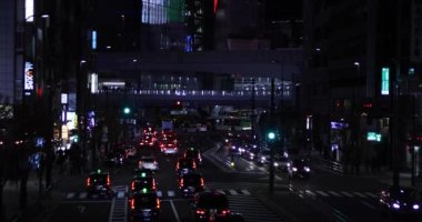 Shibuya Tokyo 'da şehir merkezinde gece trafiği sıkışık.