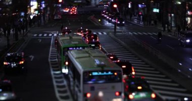 Shibuya Tokyo 'da şehir merkezinde gece minyatür bir trafik sıkışıklığı
