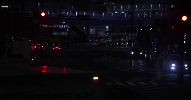 Un atasco de tráfico nocturno en la calle del centro de Shibuya Tokio — Vídeo de stock