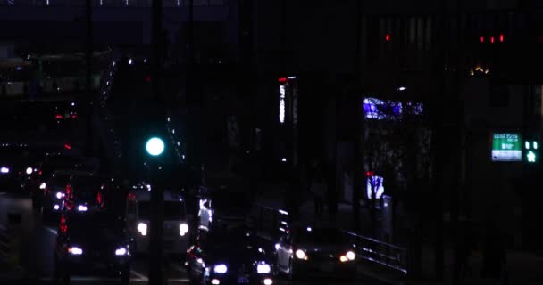 Um engarrafamento noturno no centro da rua em Shibuya Tóquio tiro no escuro — Vídeo de Stock