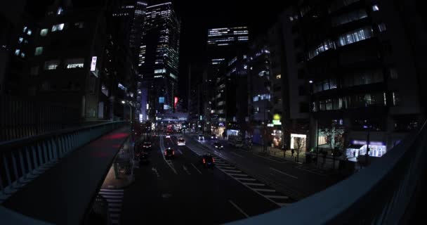 Een avond file bij de benedenstad straat in Shibuya Tokio vis-eye shot — Stockvideo