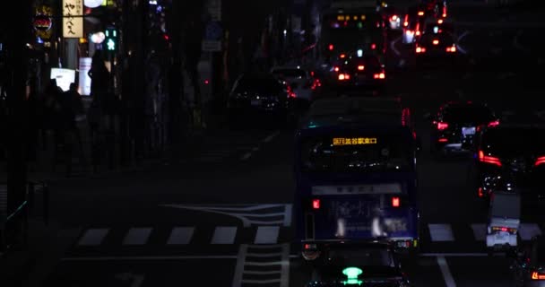 Un atasco de tráfico nocturno en la calle del centro de Shibuya Tokio — Vídeo de stock