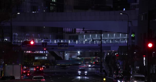 Een avond file in de benedenstad straat in Shibuya Tokio gok — Stockvideo
