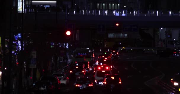 Um engarrafamento noturno no centro da rua em Shibuya Tóquio tiro no escuro — Vídeo de Stock