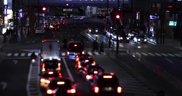 Un atasco de tráfico nocturno en miniatura en la calle del centro de Shibuya Tokio — Vídeo de stock