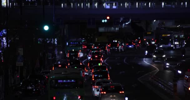 Um engarrafamento noturno no centro da rua em Shibuya Tóquio tiro no escuro — Vídeo de Stock