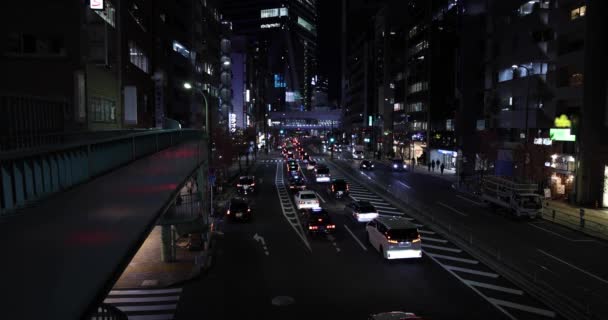 Um engarrafamento noturno na rua central de Shibuya Tokyo — Vídeo de Stock