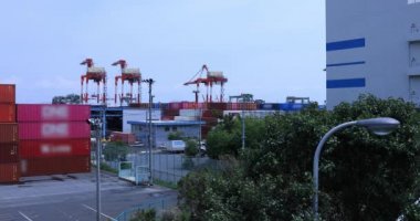 Tokyo 'daki deponun yakınına vinç taşıyorum.