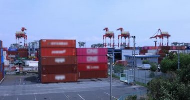 Tokyo 'daki deponun yakınına vinç taşıyorum.