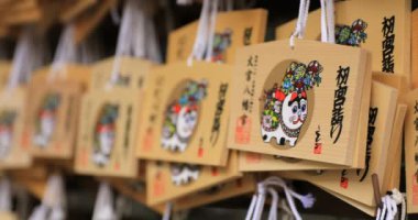 Tokyo'daki Oomiye hachiman tapınağında adak tabletleri
