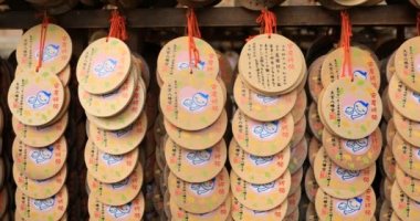 Tokyo'daki Oomiye hachiman tapınağında adak tabletleri