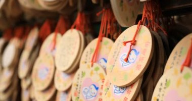 Tokyo'daki Oomiye hachiman tapınağında adak tabletleri