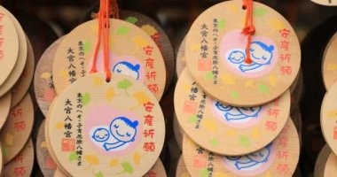 Tokyo'daki Oomiye hachiman tapınağında adak tabletleri