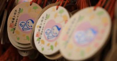 Tokyo'daki Oomiye hachiman tapınağında adak tabletleri