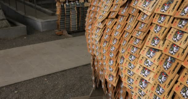 Вотивные таблички в храме Оомия Хачиман в Токио — стоковое видео