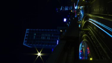 Akasaka Tokyo dikey iş kasabasında gece yarısı hızlandırılmış cadde