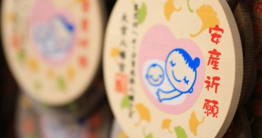 Tokyo'daki Oomiye hachiman tapınağında adak tabletleri