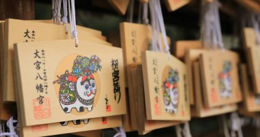 Tokyo'daki Oomiye hachiman tapınağında adak tabletleri