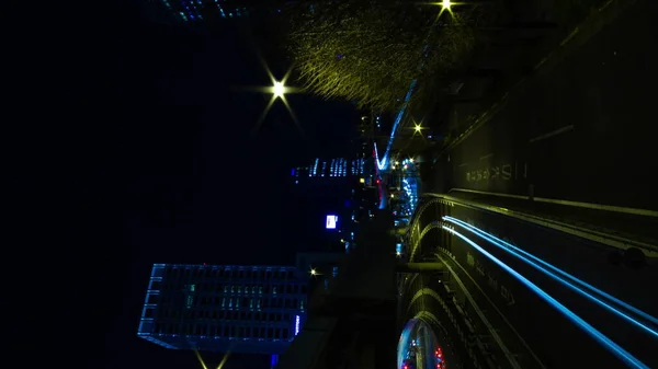 Noche lapso calle en la ciudad de negocios en Akasaka Tokio vertical —  Fotos de Stock