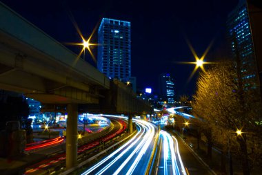 Akasaka Tokyo 'daki bir iş kasabasında gece yarısı caddesi.