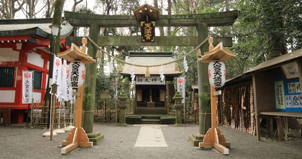 Gran puerta religiosa en el santuario hachiman Oomiya en Tokio — Foto de Stock