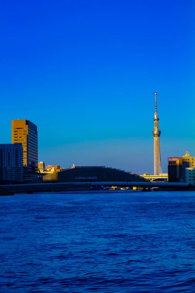 Scenario del tramonto giorno dopo giorno al fiume Sumida a Tokyo — Foto Stock