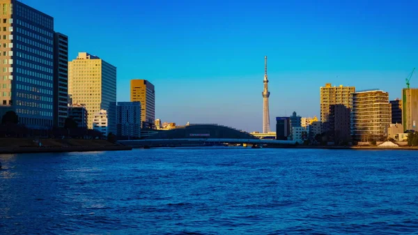 Sunset timelapse dag till natt vid Sumida floden i Tokyo zoom — Stockfoto