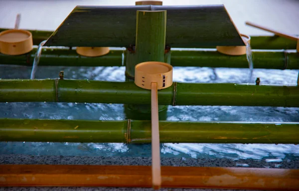 Purification trough at Oomiya hachiman shrine in Tokyo — Stock Photo, Image