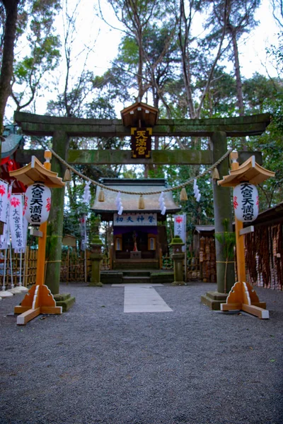 Gran puerta religiosa en el santuario hachiman Oomiya en Tokio — Foto de Stock
