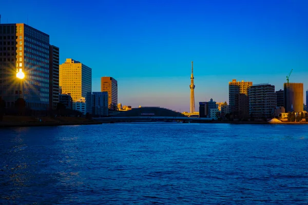 Zonsondergang timelapse dag tot nacht in Sumida River in Tokio — Stockfoto