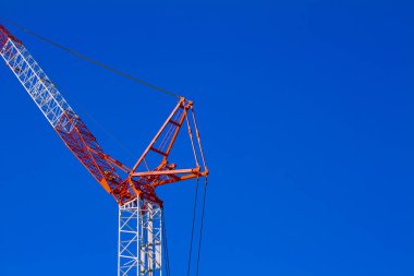 Gökyüzünün arkasındaki vinçler yapım aşamasında geniş açıda.