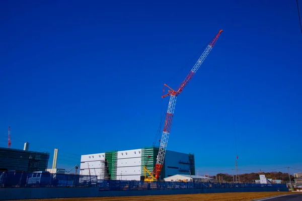 Kräne hinter dem Himmel bei der im Bau befindlichen Weitschuss — Stockfoto