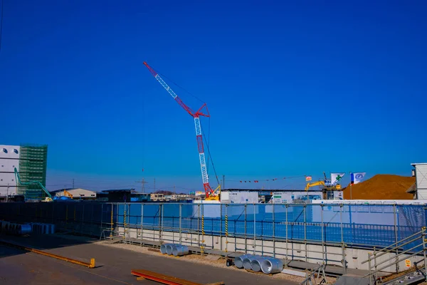 Kräne hinter dem Himmel bei der im Bau befindlichen Weitschuss — Stockfoto