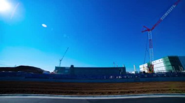 Altında inşaat geniş çekim mavi gökyüzü arkasında hareketli vinçler bir zaman atlamalı