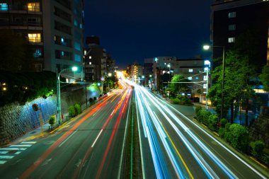 Tokyo 'da şehir merkezinde gece trafiği sıkışık.